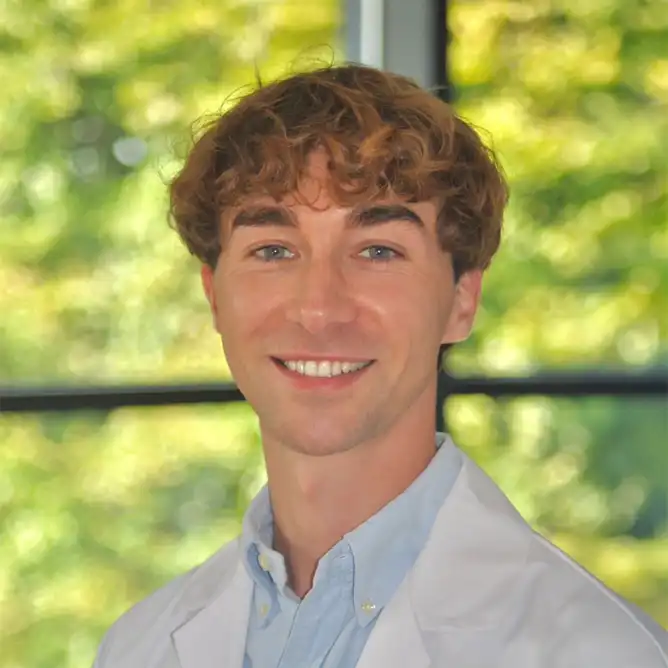 Portrait du Dr. Alexandre Ewbank, médecin esthétique