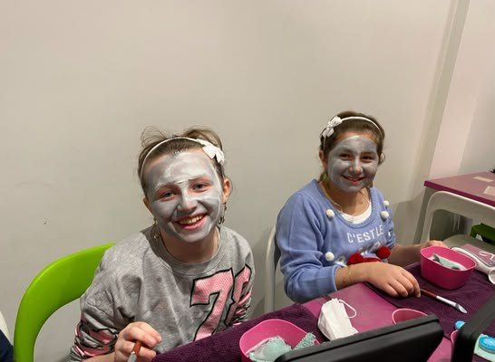 Deux amies avec leur masque de beauté à l'atelier Girly