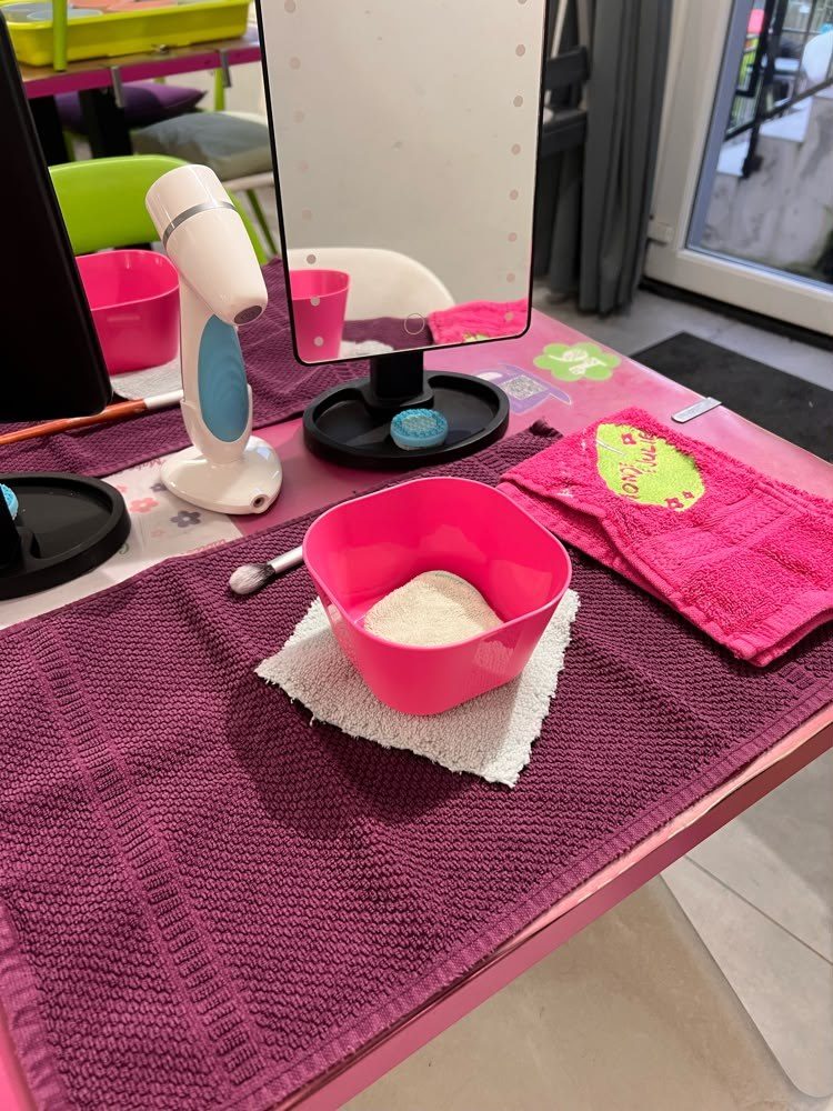 Un poste de soin avec miroir lumineux et bol de gommage