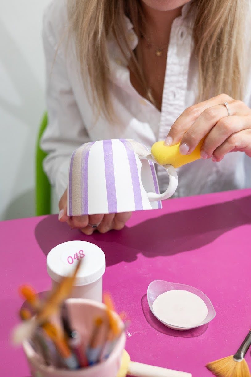 Peinture sur céramique : une tasse rayée en cours de décoration