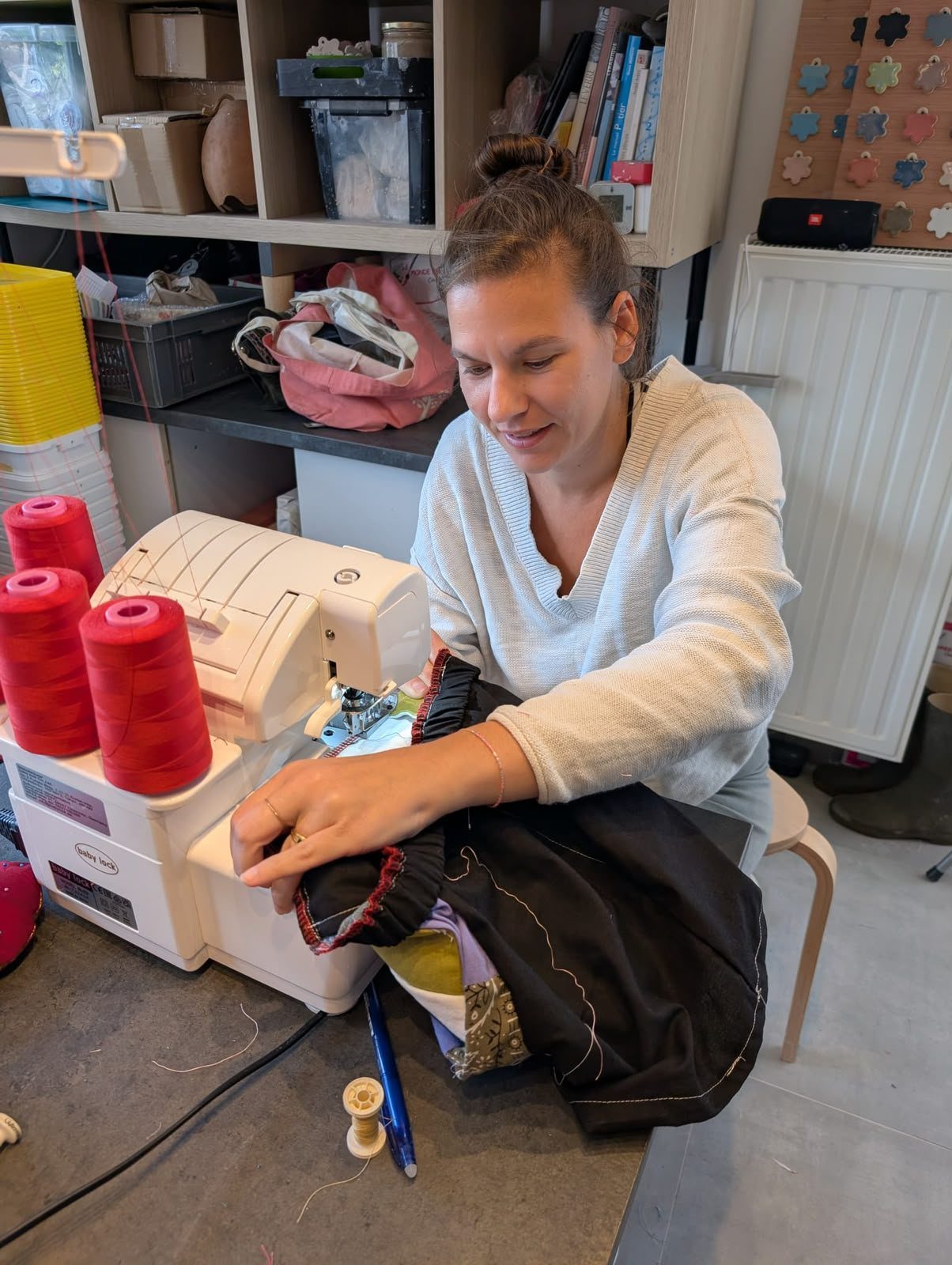 Aline à la surjeteuse, à l'atelier couture