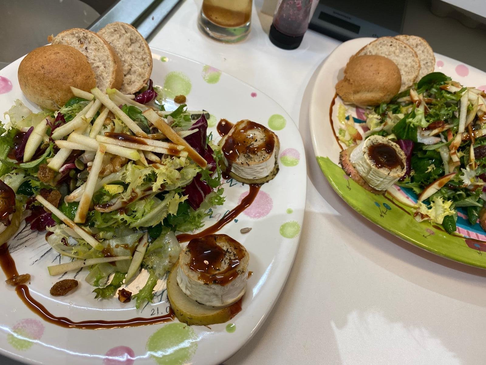 Des salades gourmandes servies sur des assiettes peintes à la main