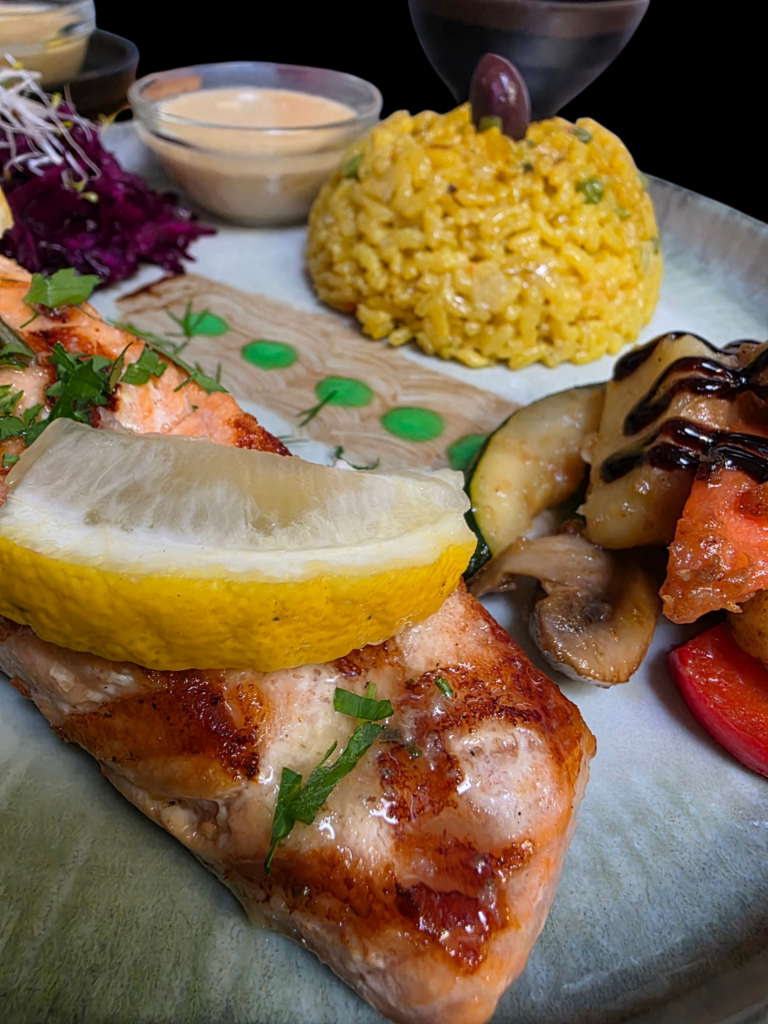 Plat signature de la Brasserie Mykonos - poisson grillé servi avec légumes méditerranéens