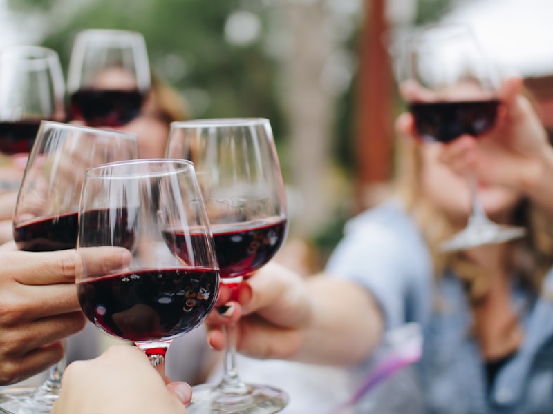Sélection de vins grecs et cocktails maison à la Brasserie Mykonos
